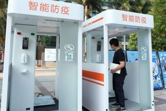 1589450857177240.jpg 双十中学工作人员调试.jpg